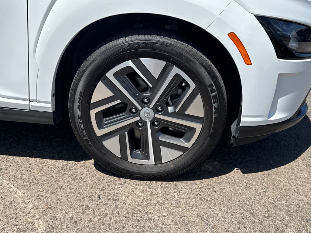 Used 2023 White Hyundai SEL image 8