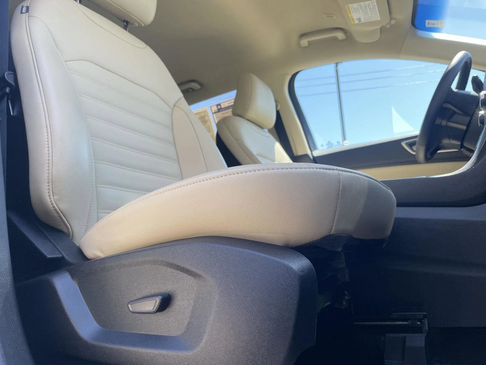 Used 2020 Magnetic Ford SEL image 5