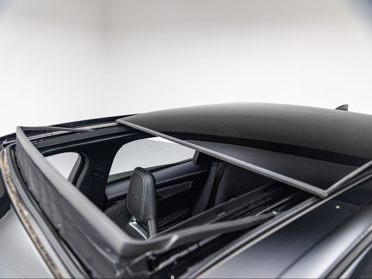 2026 Jaguar F-Pace R-Dynamic S - Photo 14