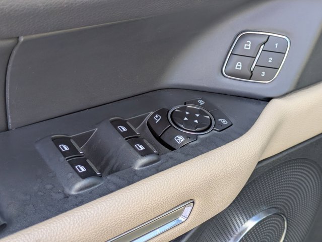 Used 2023  Ford  image 18