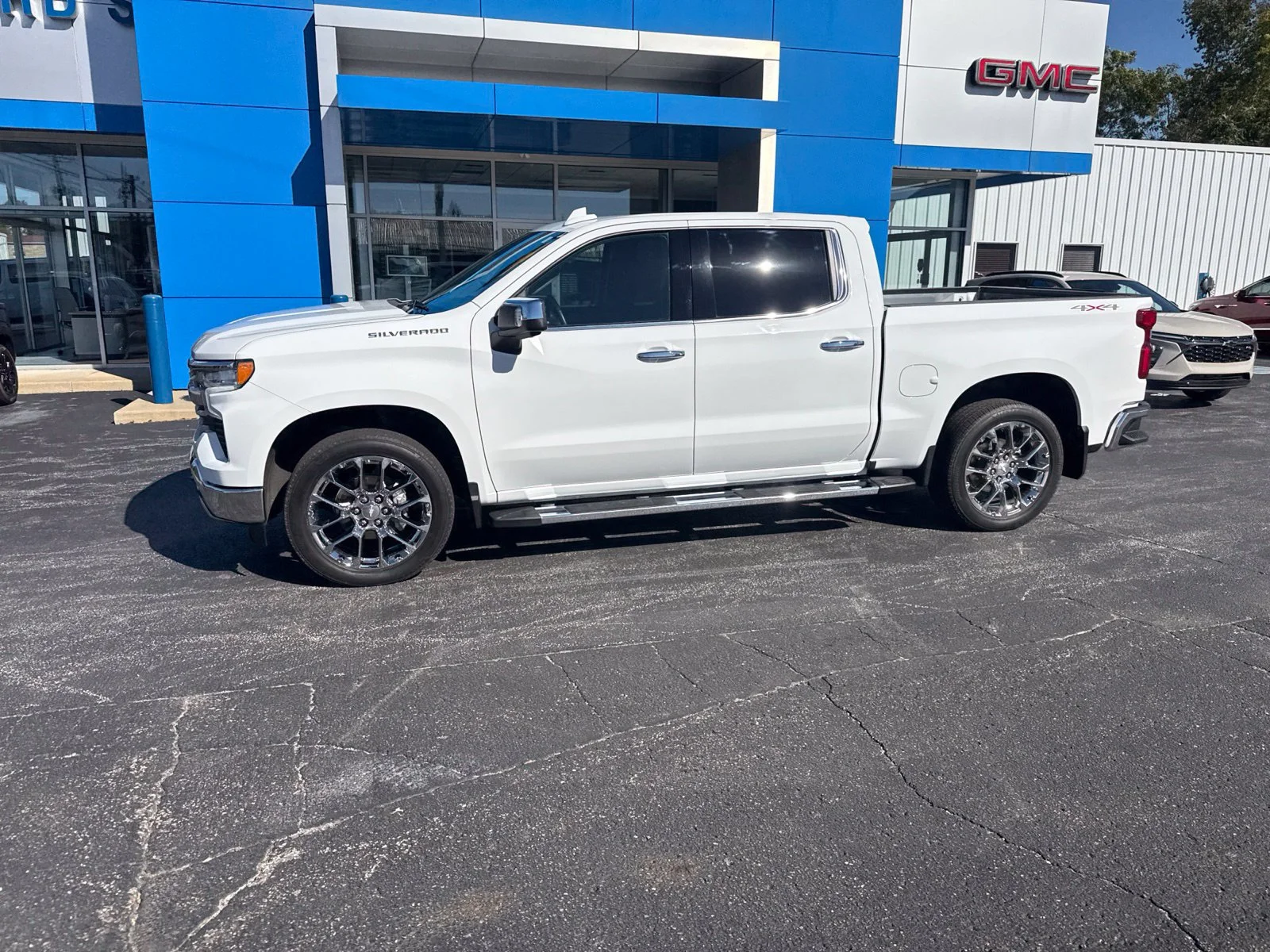 Used 2025 Summit White Chevrolet LTZ image 4