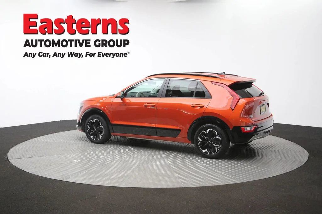 Used 2023 Red Kia Wind image 61