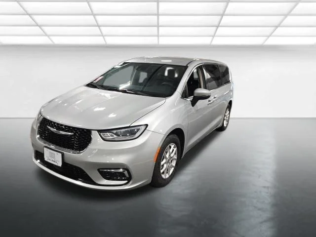 Used 2023 Silver Chrysler Touring L image 8