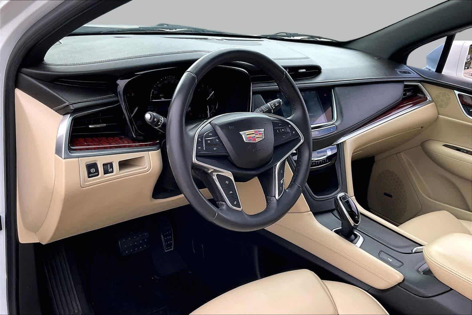 Used 2018 Crystal White Tricoat Cadillac Luxury FWD image 18
