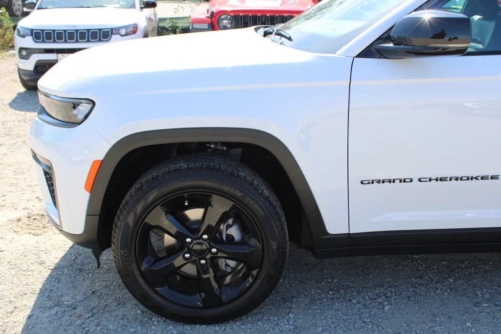 New 2026 Bright White Clear-Coat Exterior Paint Jeep Limited image 7