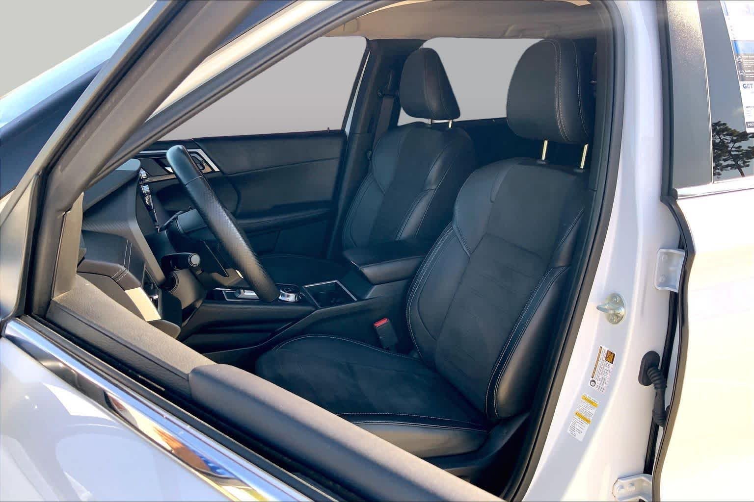 Used 2024 White Diamond Mitsubishi SE image 8