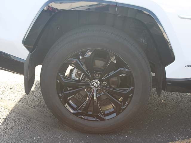 Used 2024 Pearl Toyota SE image 8