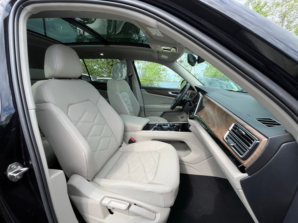 New 2026 Black Volkswagen 2.0T SE w/Technology image 12