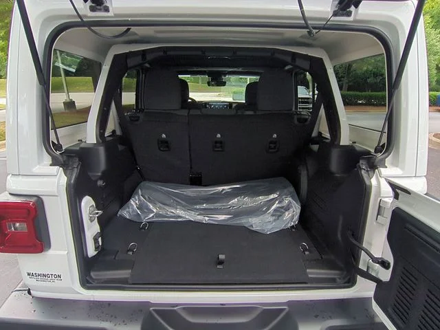 New 2025 Bright White Clear-Coat Exterior Paint Jeep Sahara image 32