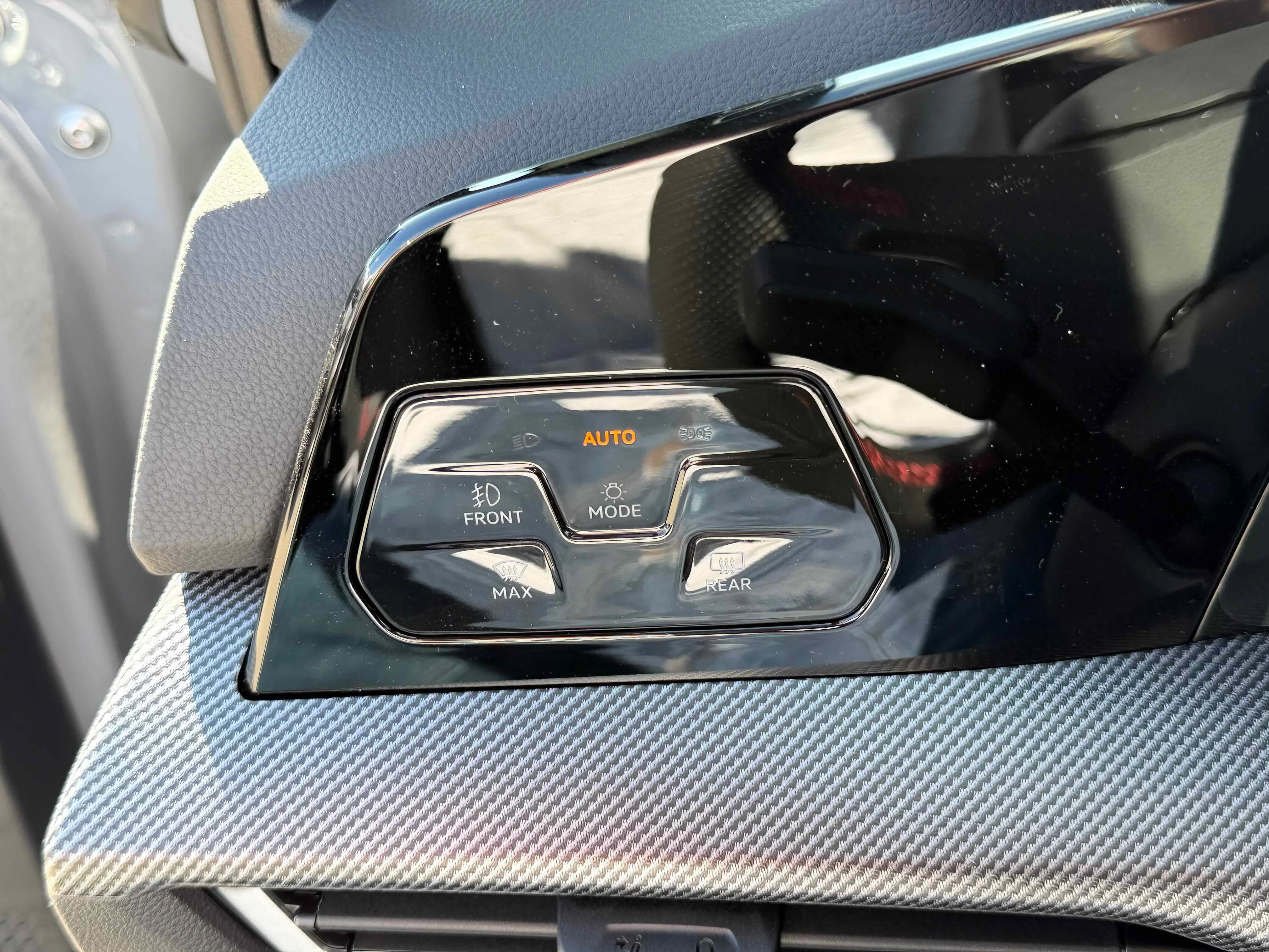 New 2026 Moonstone Volkswagen SE image 29