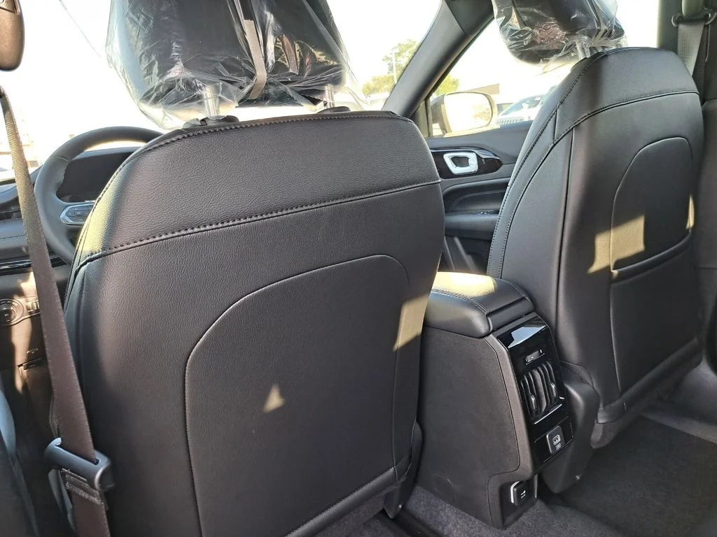 New 2026 Diamond Black Crystal Pearl-Coat Exterior Paint Jeep Latitude image 26