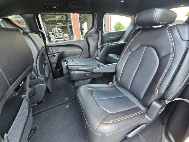 Used 2025 Black Chrysler Select image 27