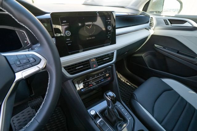 2025 Volkswagen Taos SEL - Photo 17