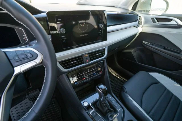 2025 Volkswagen Taos SEL - Photo 17