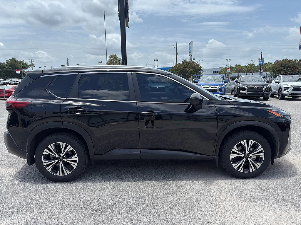 Used 2023 Super Black Nissan  image 4