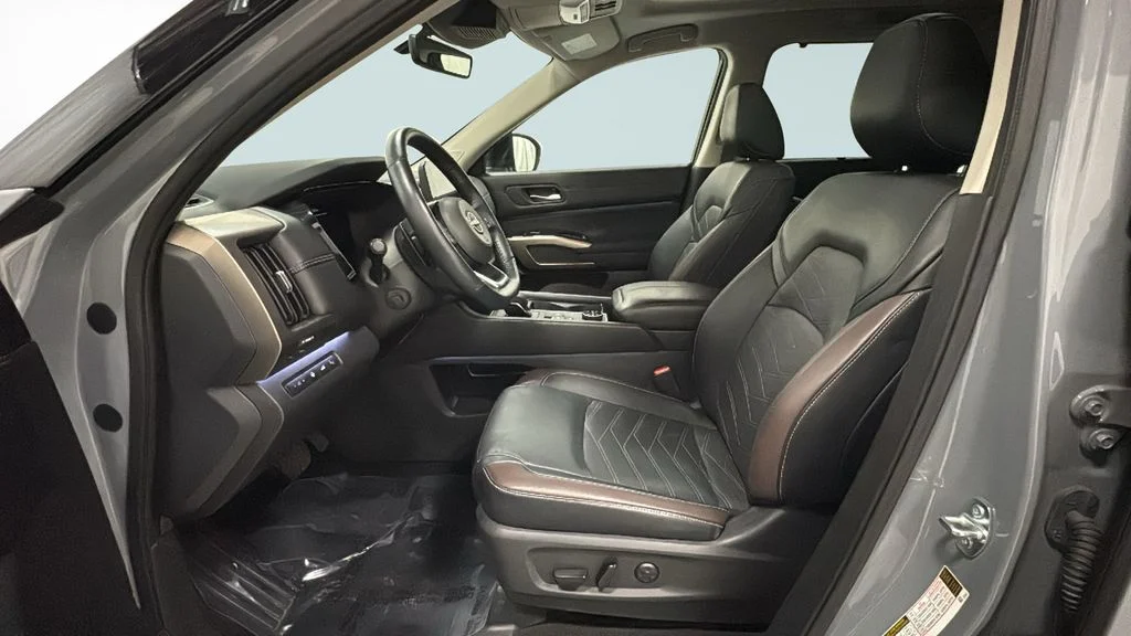 Used 2024 Gray Nissan Platinum image 6