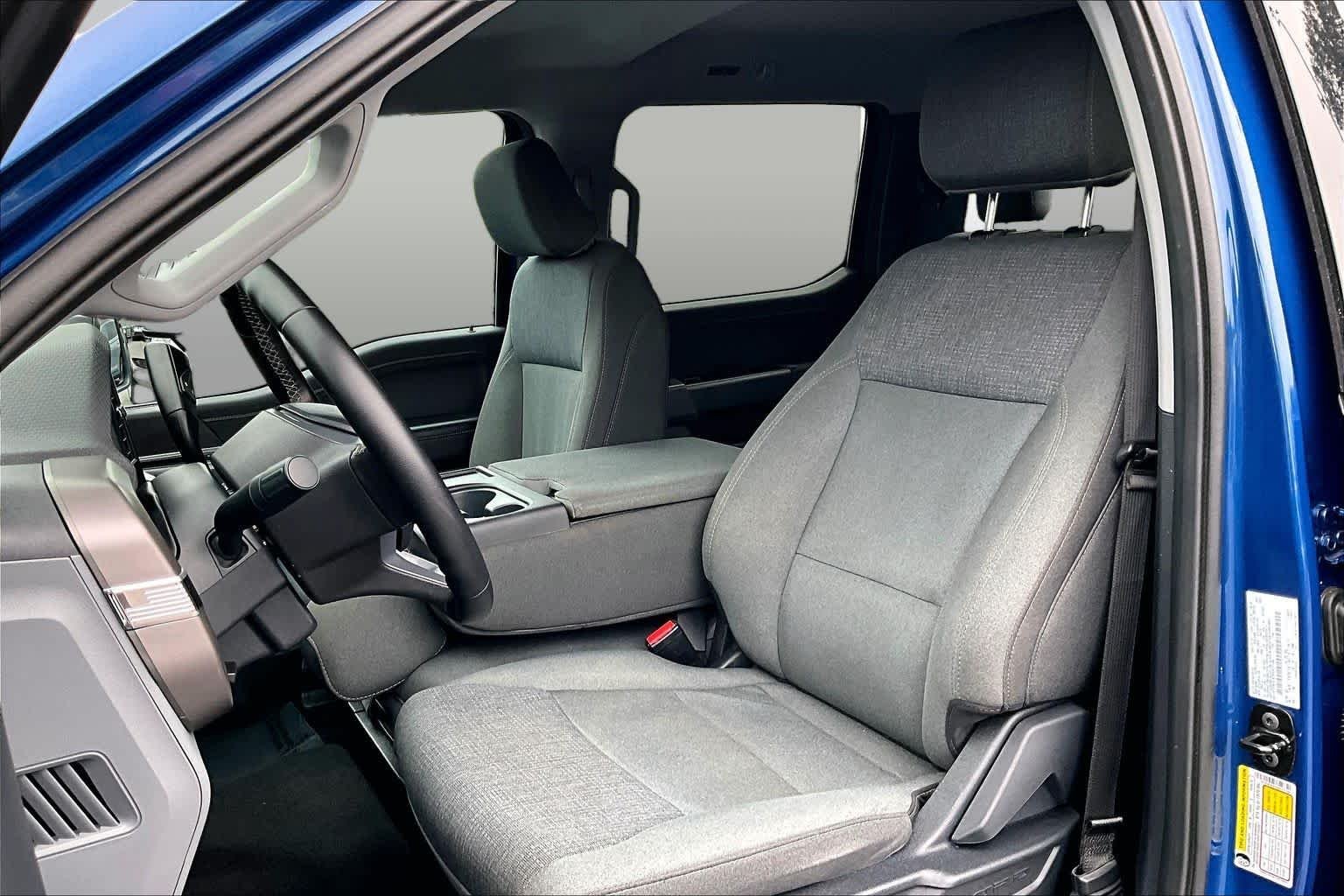 Used 2025 Atlas Blue Metallic Ford XLT image 8