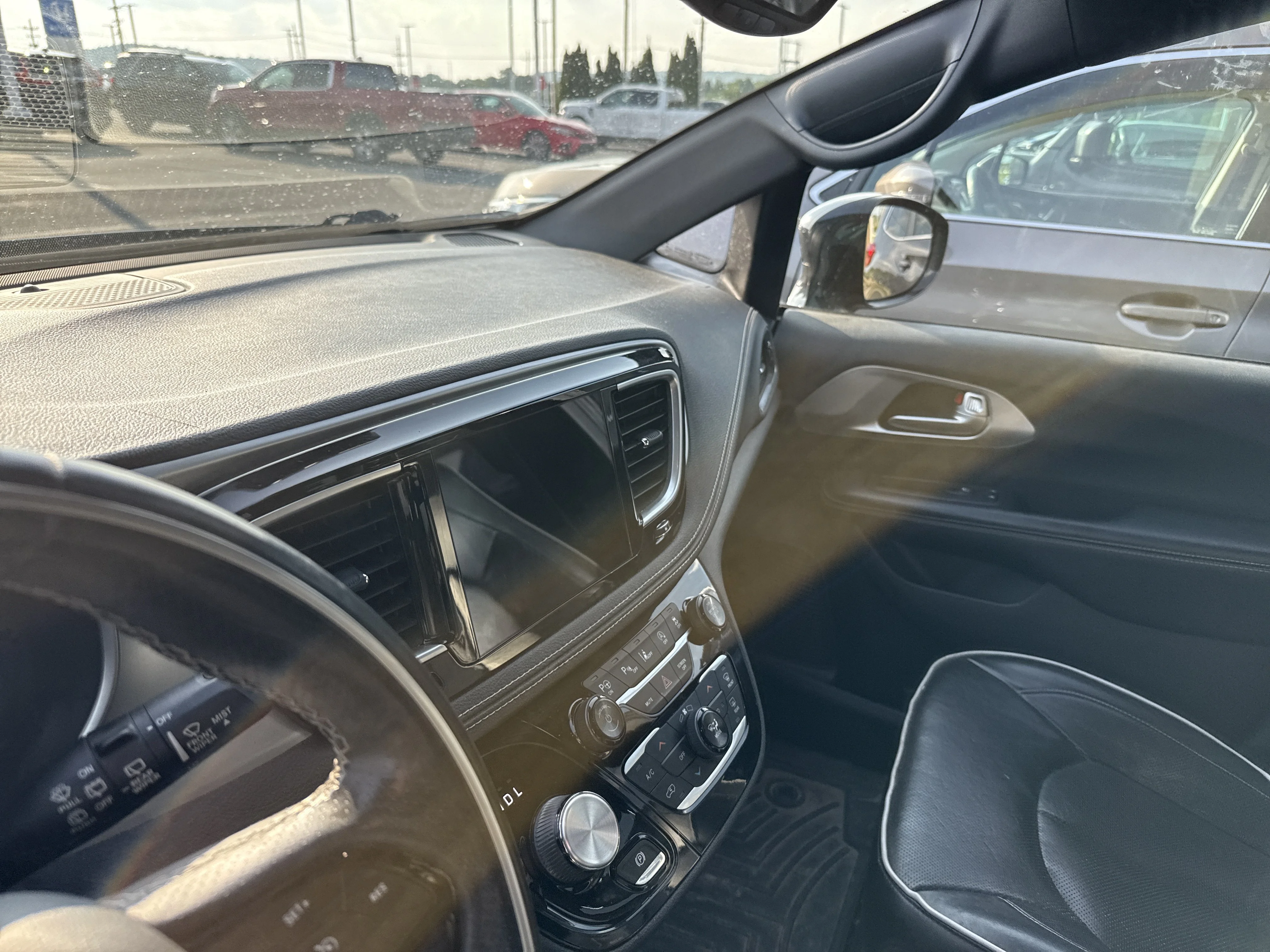 Used 2018 Brilliant Black Crystal Pearlcoat Chrysler Limited image 10