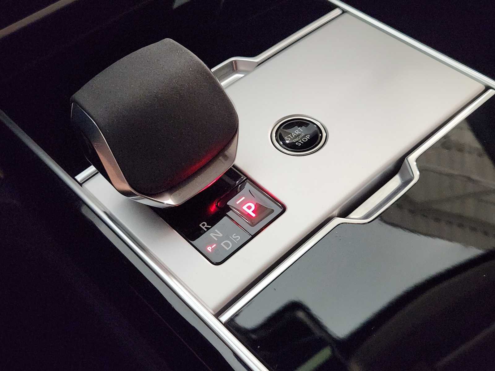 2026 Land Rover Range Rover SE - Photo 18