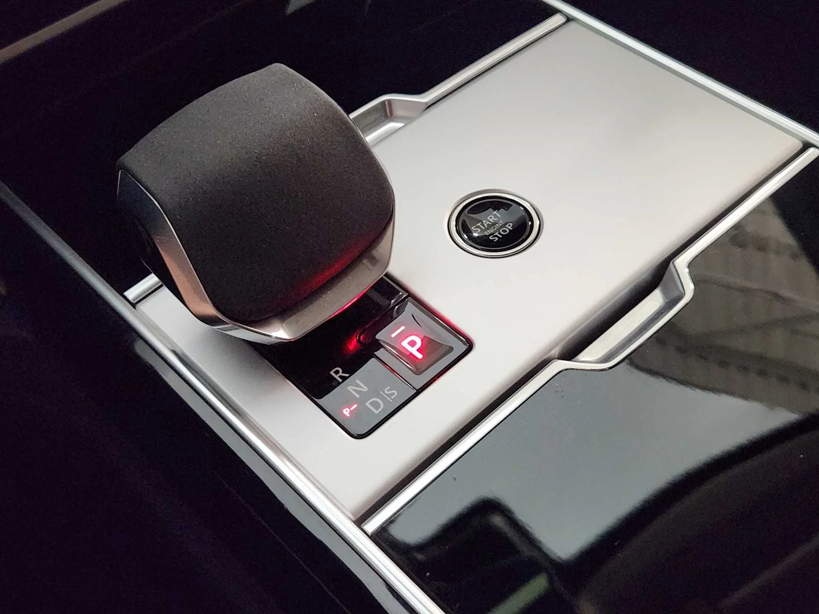2026 Land Rover Range Rover SE - Photo 18