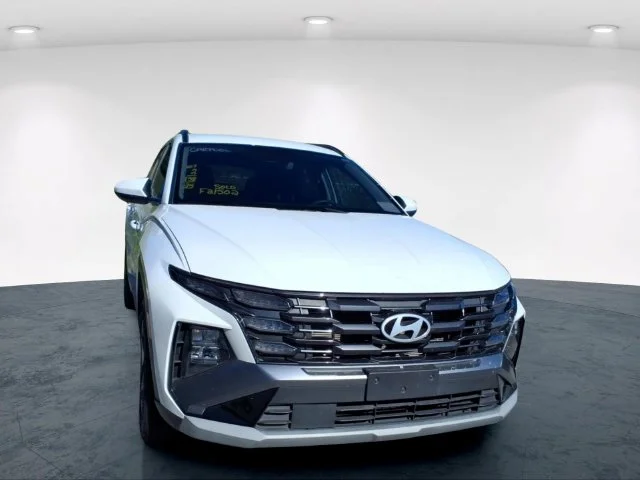 Used 2025 White Hyundai SEL image 9