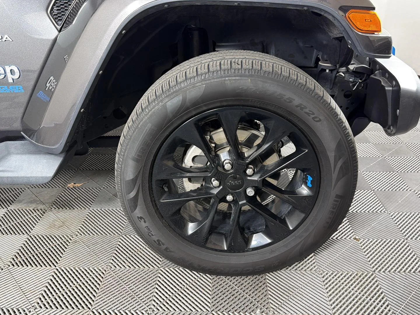 Used 2022 Granite Crystal Metallic Clearcoat Jeep Unlimited Sahara image 13