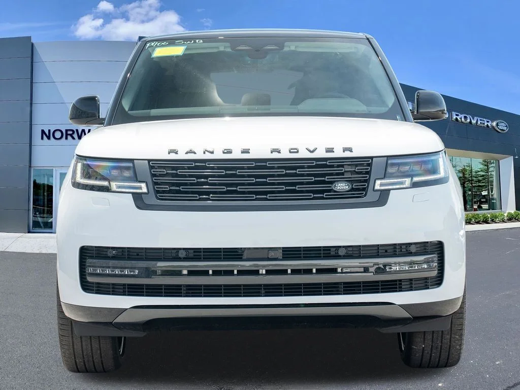 New 2026 Fuji White Land Rover SE image 2