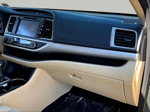 Used 2018 Green Toyota XLE image 32