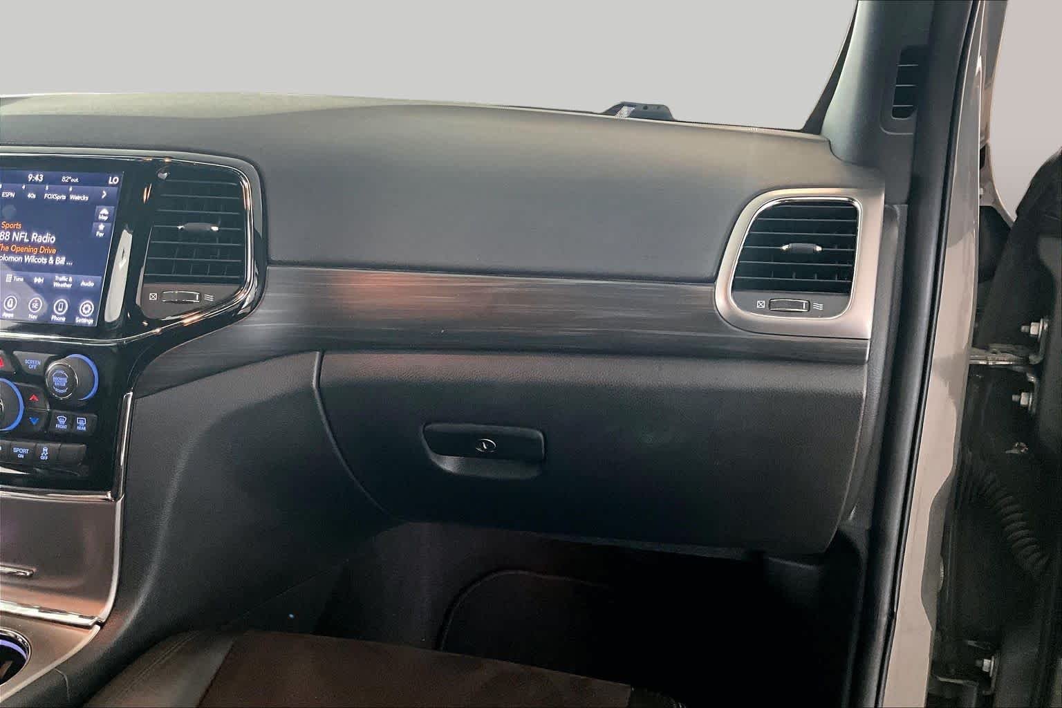 Used 2020 Sting-Gray Clearcoat Jeep Altitude image 17