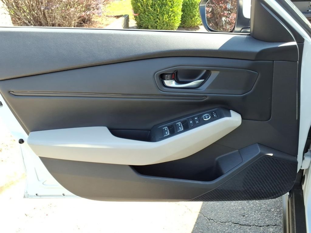 Used 2023 Platinum White Pearl Honda EX image 6