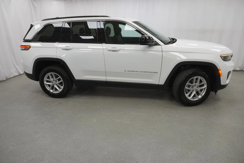 Used 2025 White Jeep Laredo X image 9