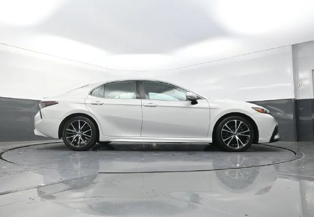 Used 2022 White Toyota SE image 38