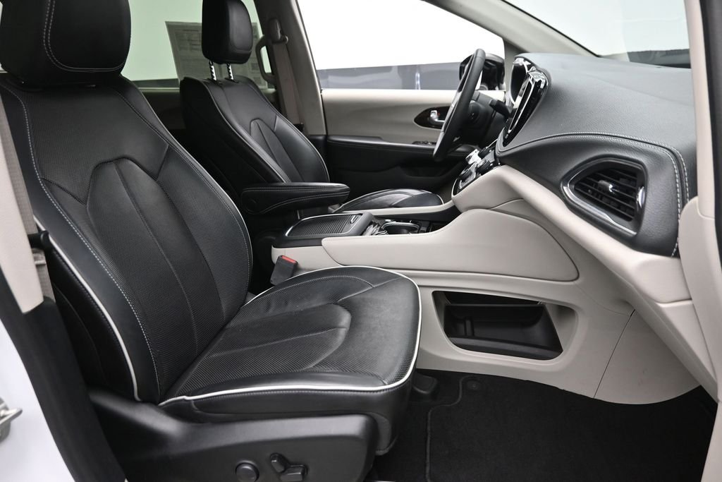 Used 2024 White Chrysler Limited image 9