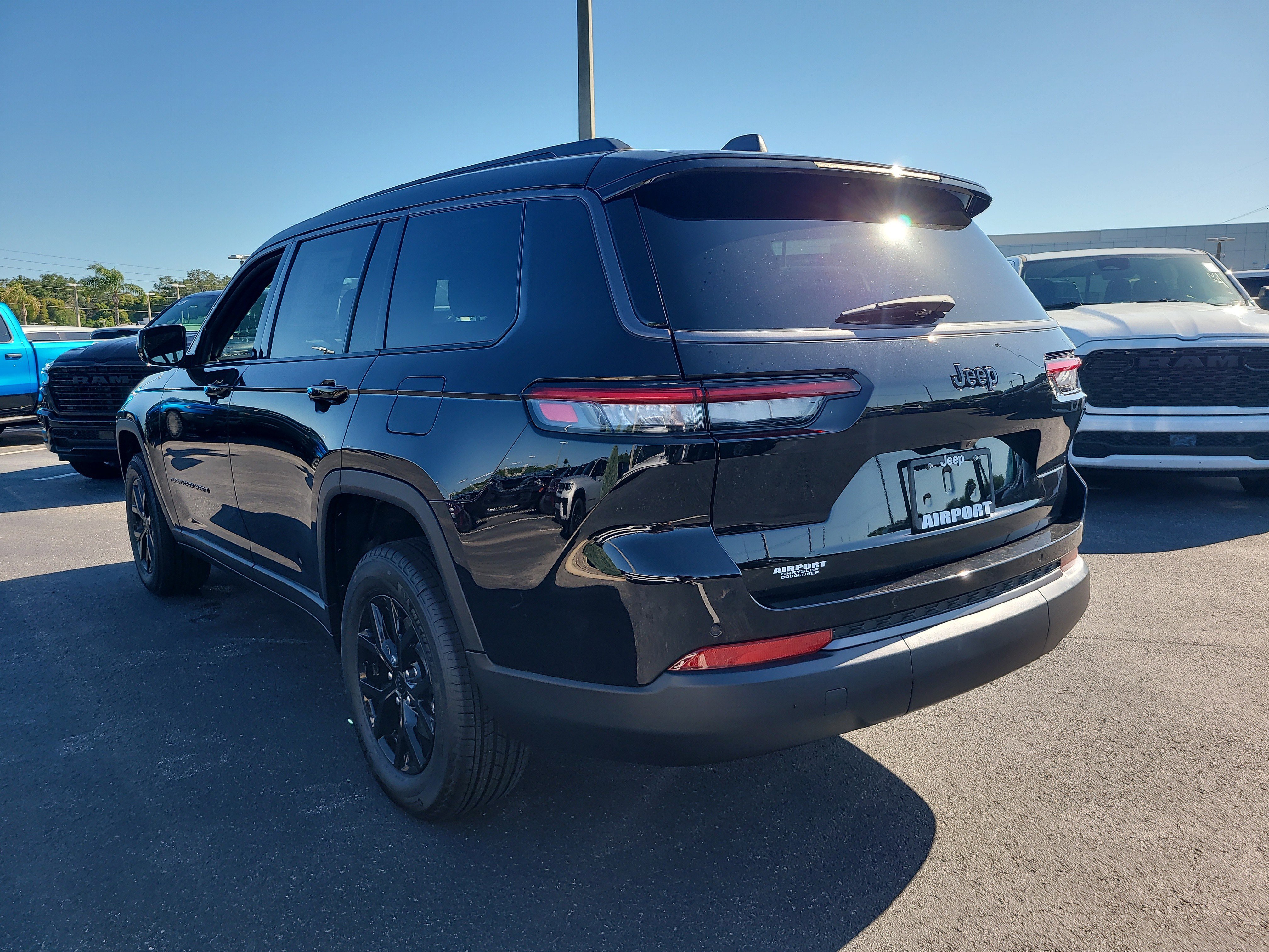 New 2026 Diamond Black Crystal Pearl-Coat Exterior Paint Jeep Altitude image 6
