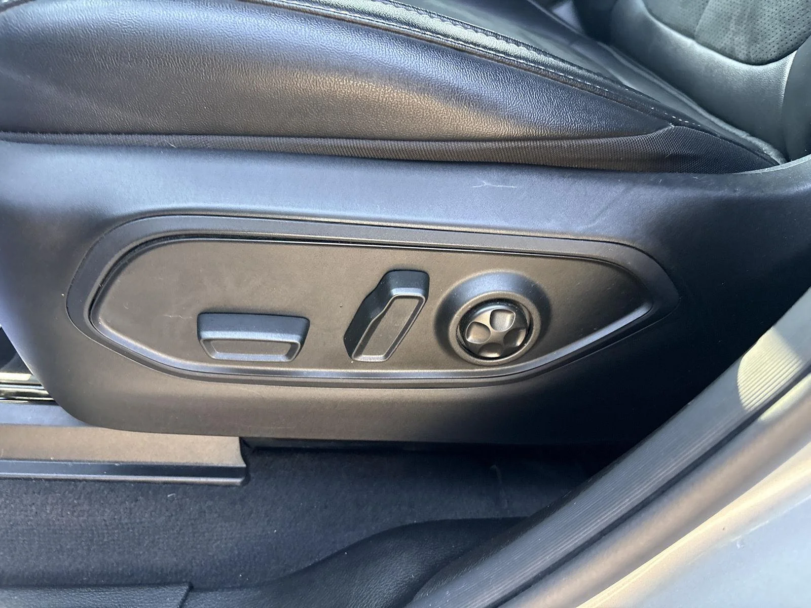 Used 2025 Silver Zynith Jeep Altitude image 15