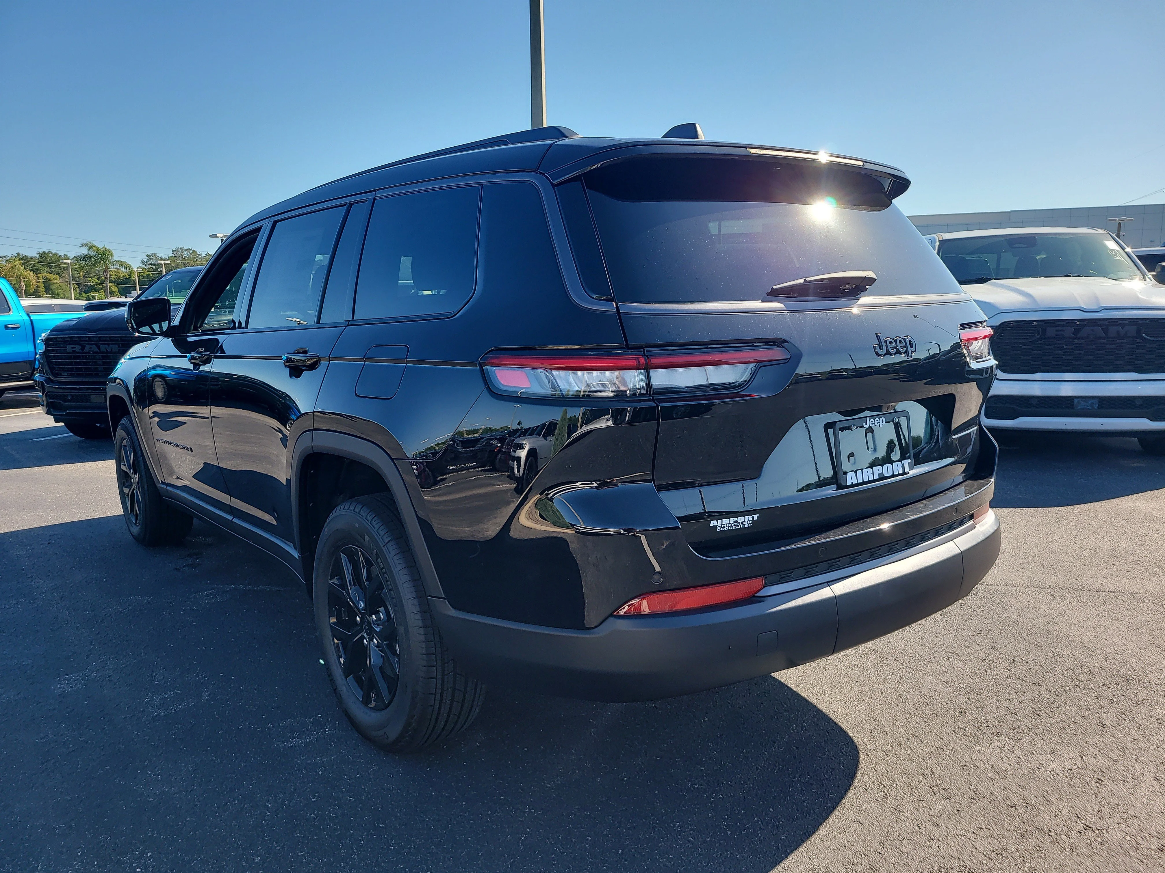 New 2026 Diamond Black Crystal Pearlcoat Jeep Altitude image 7