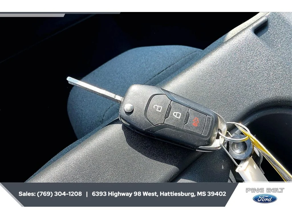 Used 2025 Oxford White Ford XLT image 9
