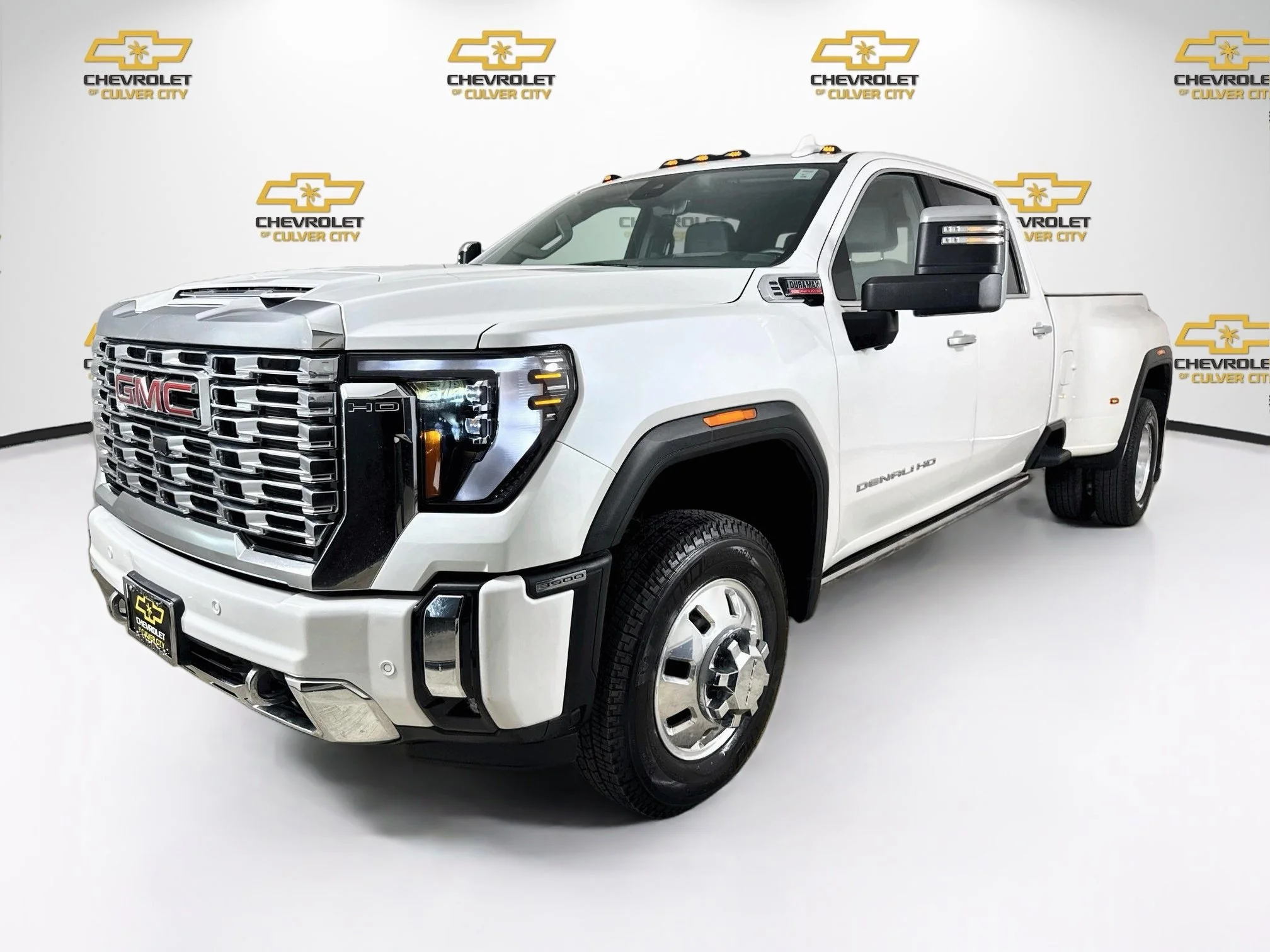 Used 2024 White Frost Tricoat GMC Denali DRW image 3