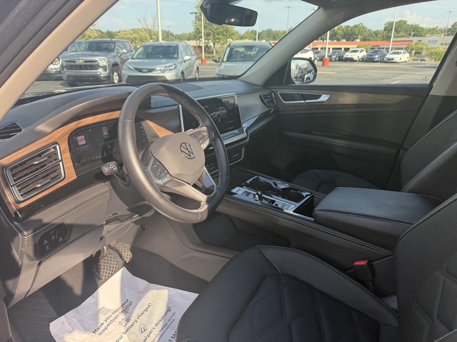 Used 2025  Volkswagen 2.0T SE w/Technology image 13
