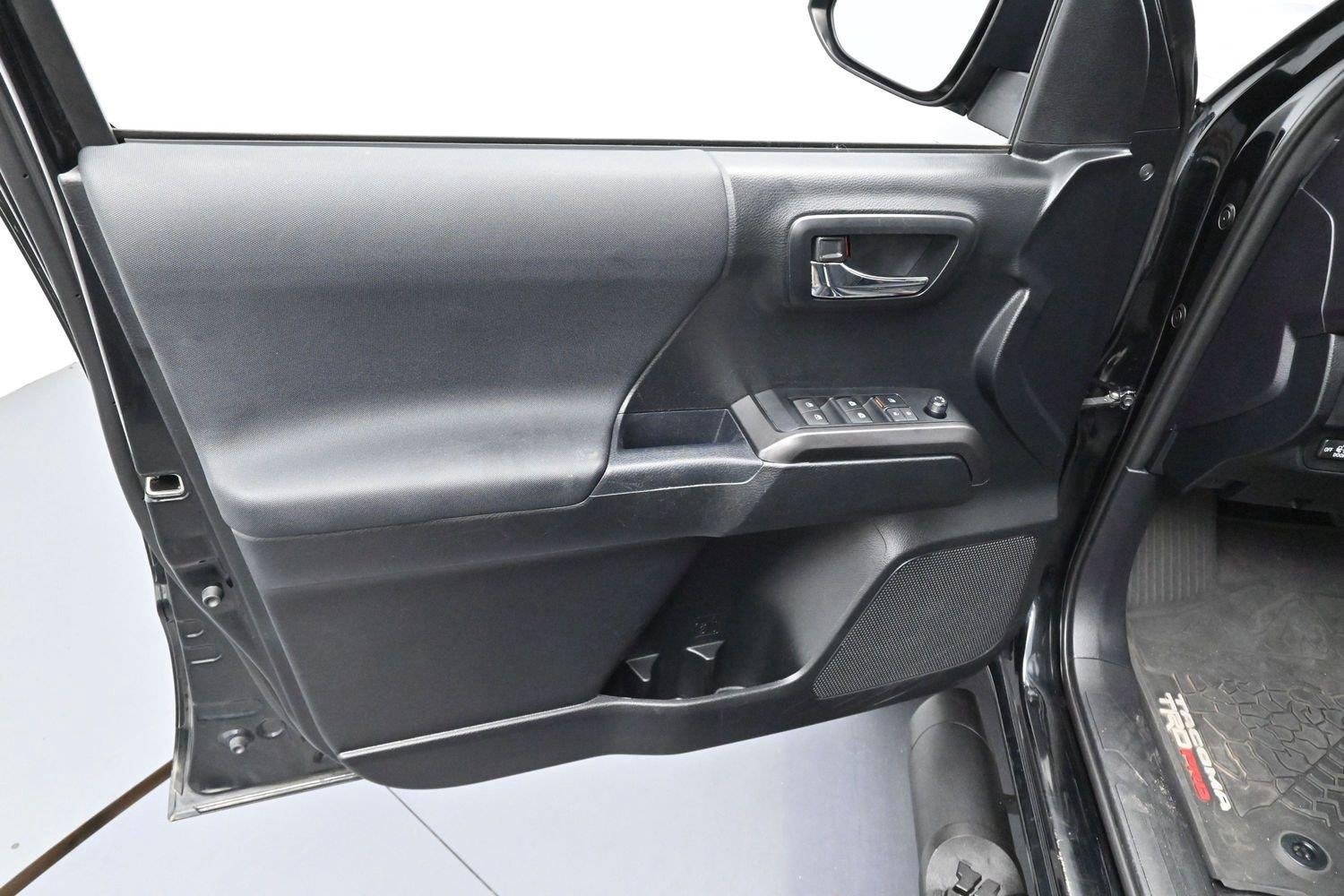 Used 2019 Midnight Black Metallic Toyota SR5 image 9