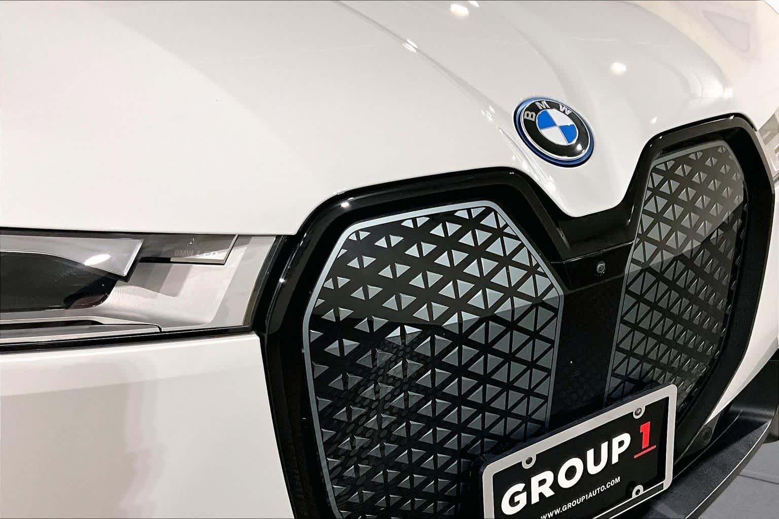 Used 2024 Alpine White BMW xDrive50 image 29