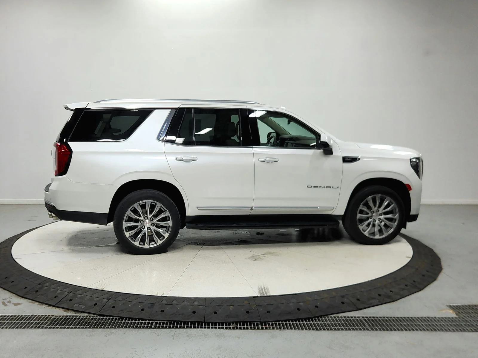 Used 2023 White Frost Tricoat GMC Denali image 9