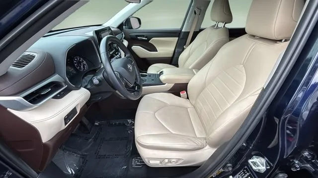 Used 2020  Toyota XLE image 18