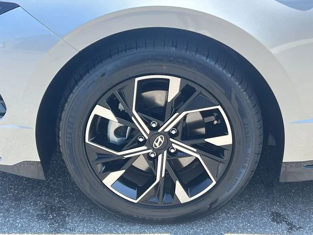 Used 2025 Silver Hyundai SEL image 39
