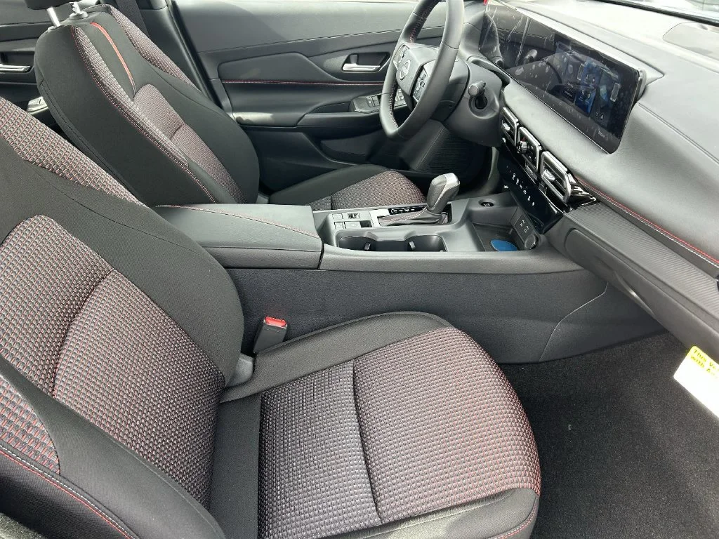 New 2027 Atlantic Gray Metallic / Super Black Two-tone Nissan SR image 9