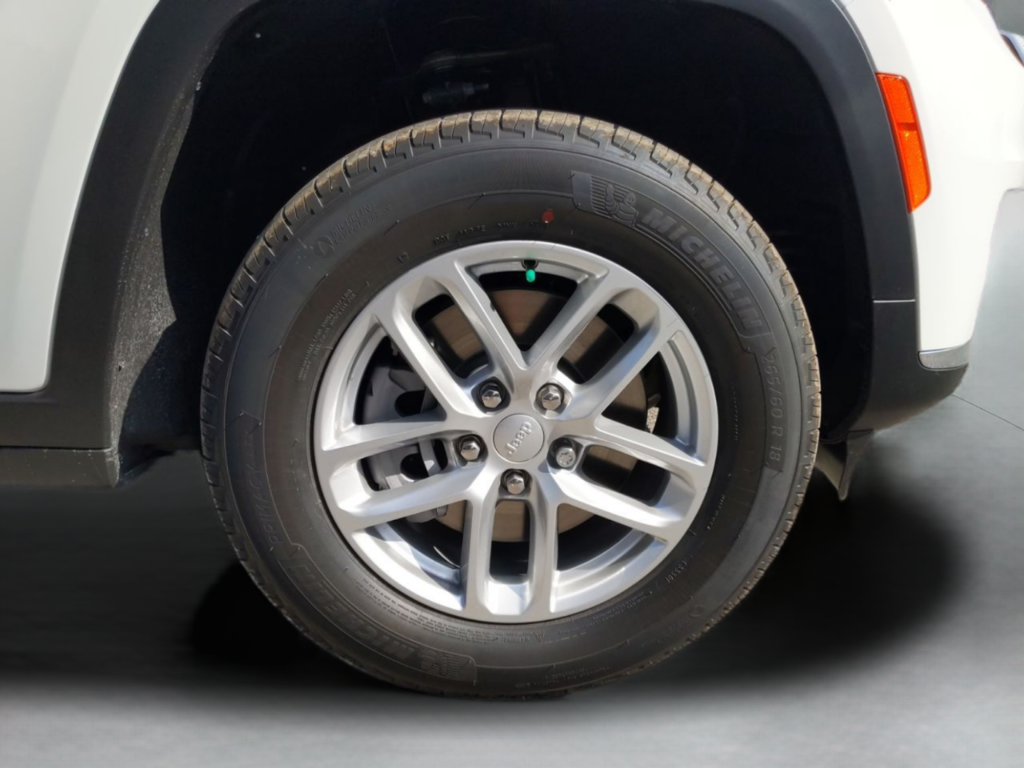 New 2025 Bright White Clear-Coat Exterior Paint Jeep Laredo image 45
