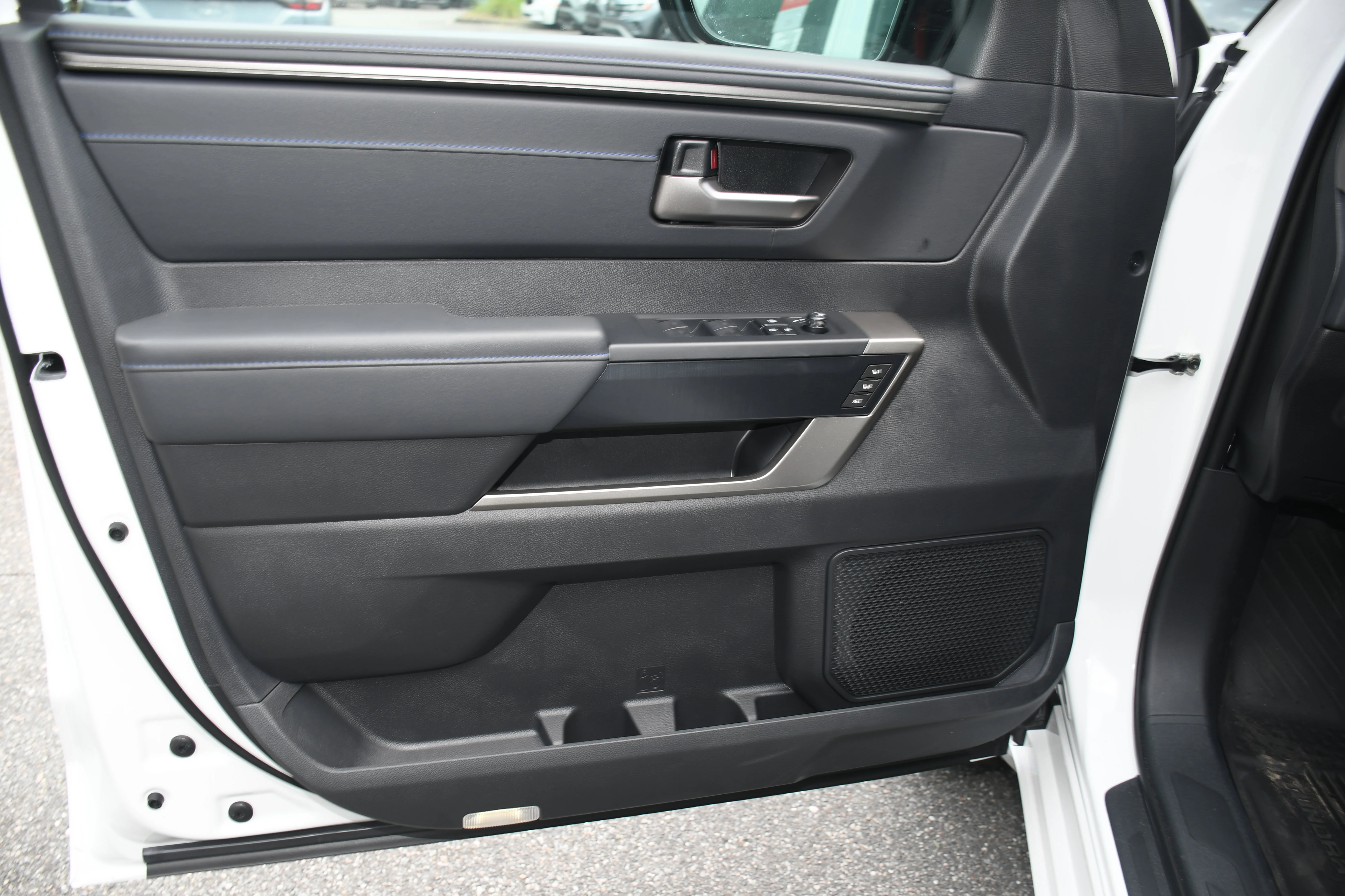 New 2026 Wind Chill Pearl Toyota Platinum image 5