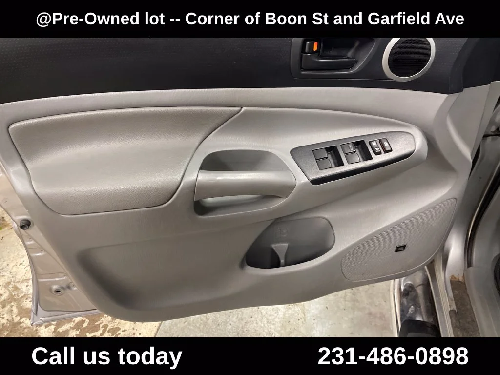 Used 2014  Toyota Base image 14