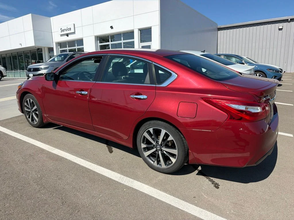 Used 2016 Red Nissan 2.5 SR image 5