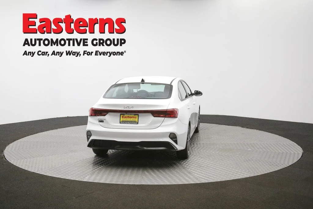 Used 2022 White Kia LXS image 33